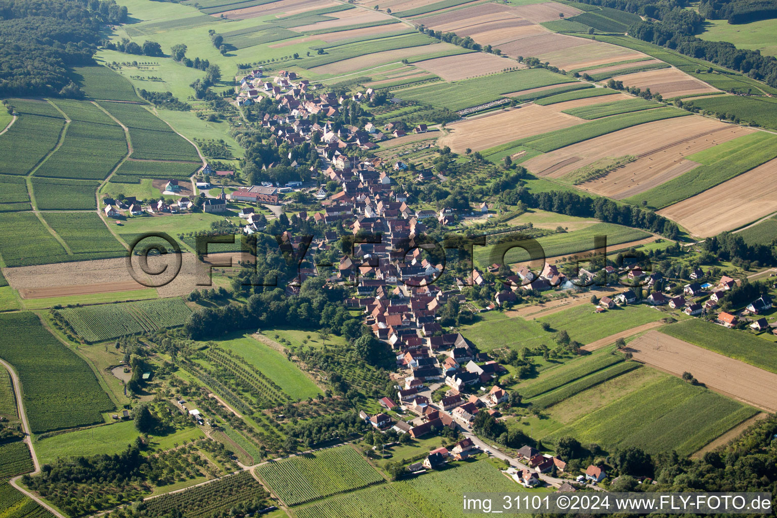 Luftaufnahme von Dorf - Ansicht in Cleebourg in Grand Est im Bundesland Bas-Rhin, Frankreich