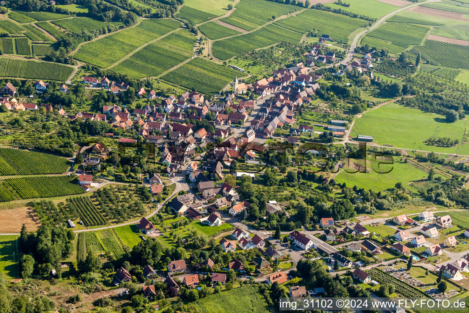 Schrägluftbild von Dorf - Ansicht am Rande von landwirtschaftlichen Feldern und Nutzflächen in Rott in Grand Est im Bundesland Bas-Rhin, Frankreich