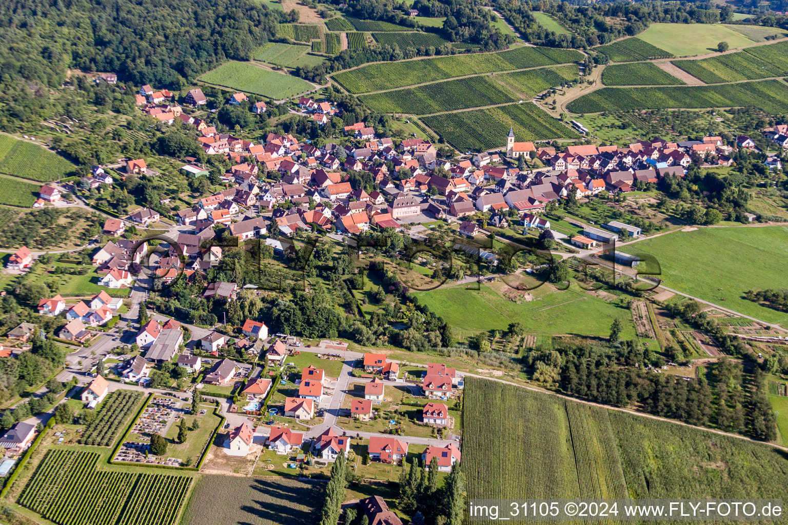 Dorf - Ansicht am Rande von landwirtschaftlichen Feldern und Nutzflächen in Rott in Grand Est im Bundesland Bas-Rhin, Frankreich von oben