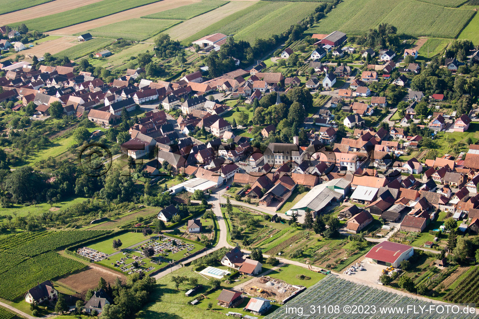 Drohnenbild von Oberhoffen-lès-Wissembourg im Bundesland Bas-Rhin, Frankreich