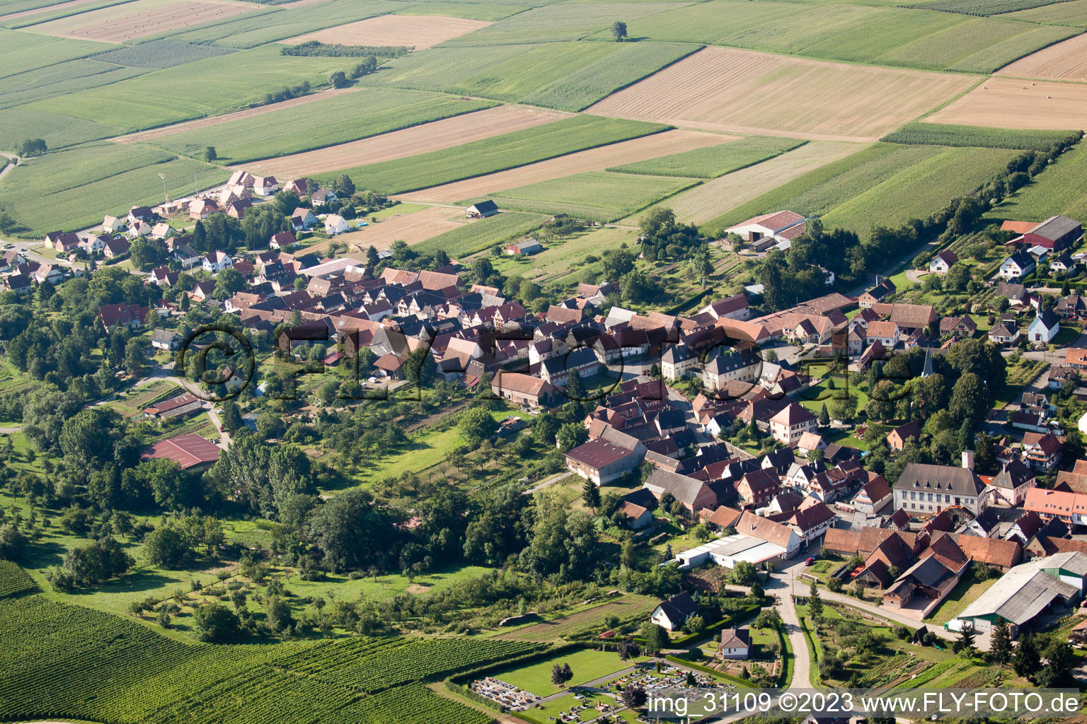 Oberhoffen-lès-Wissembourg im Bundesland Bas-Rhin, Frankreich aus der Drohnenperspektive
