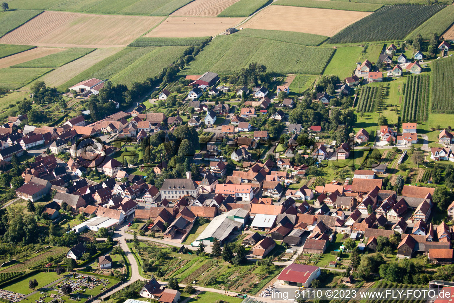 Oberhoffen-lès-Wissembourg im Bundesland Bas-Rhin, Frankreich von einer Drohne aus