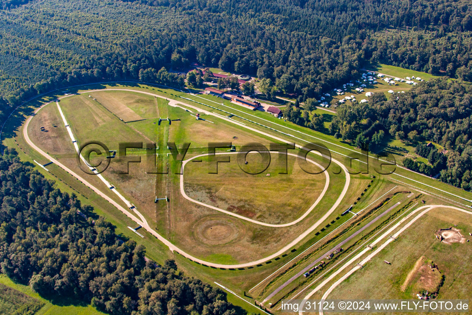 Schrägluftbild von Hippodrome de la Hardt im Ortsteil Altenstadt in Wissembourg im Bundesland Bas-Rhin, Frankreich