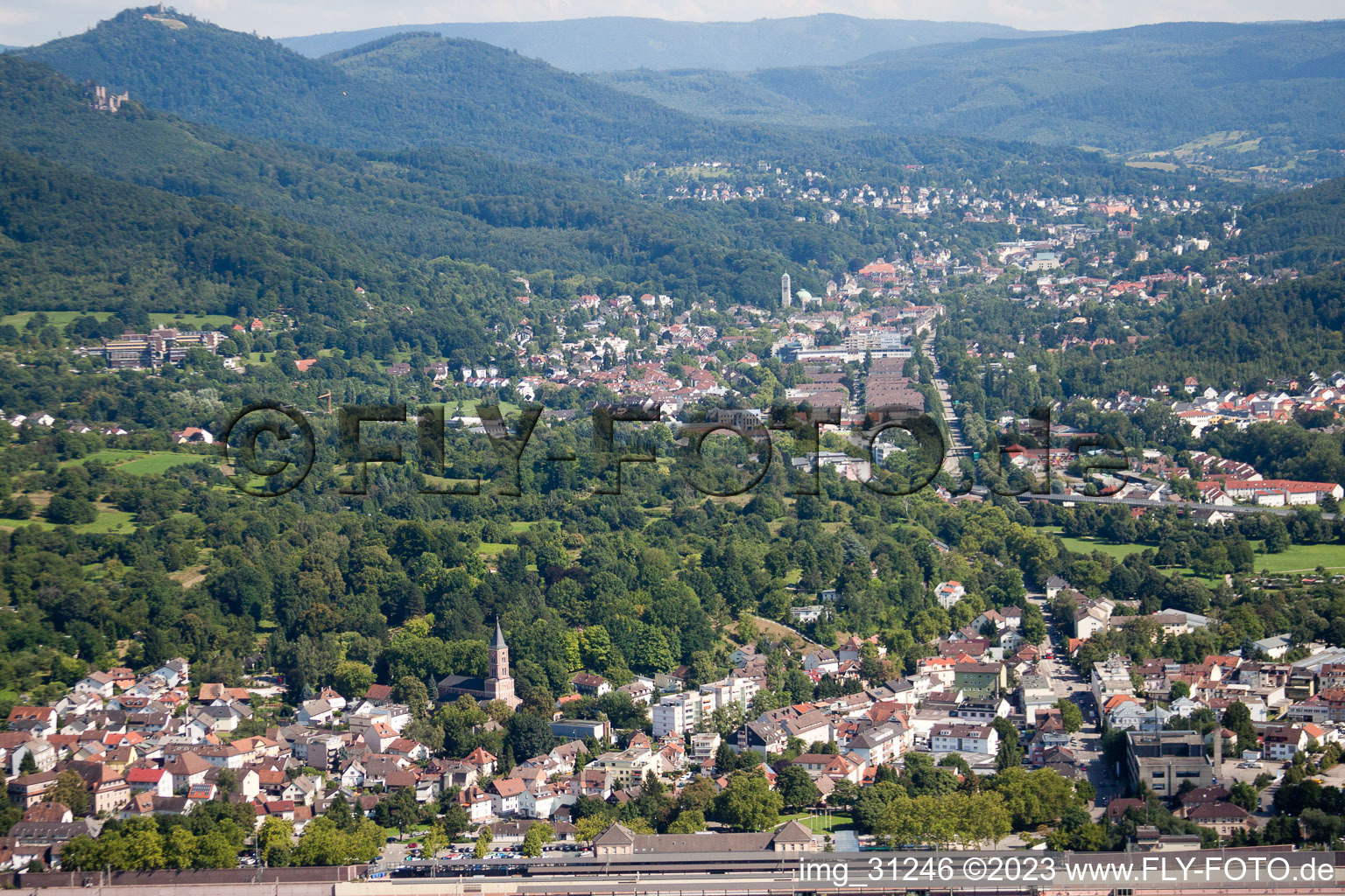 Luftbild von Baden-Baden, von Westen im Ortsteil Oos im Bundesland Baden-Württemberg, Deutschland