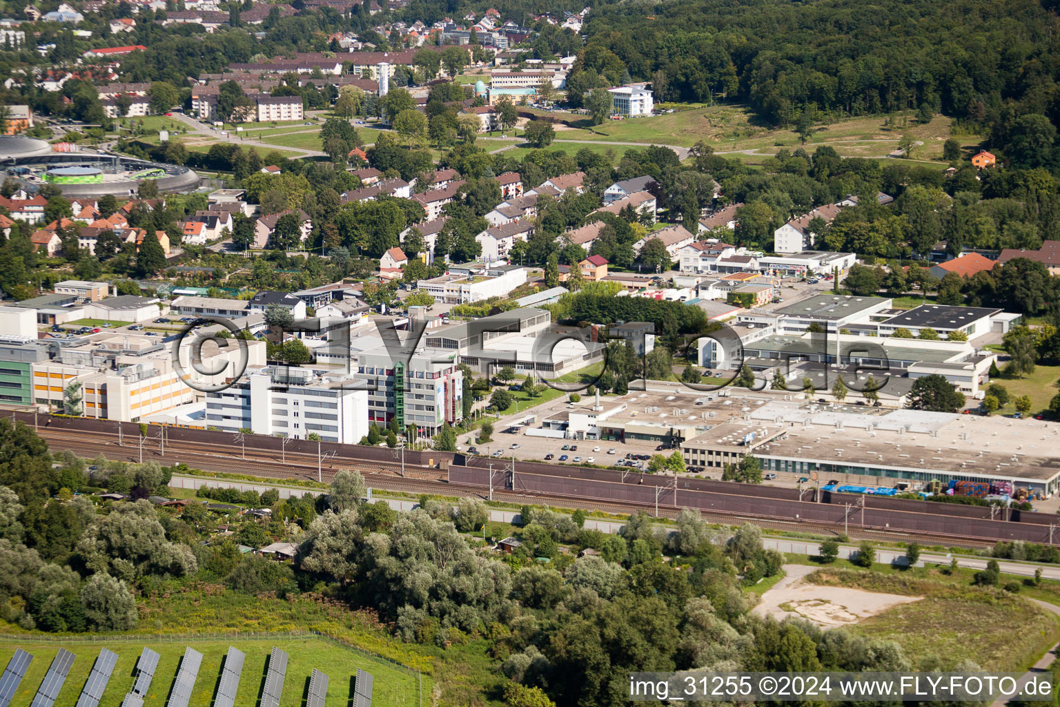 Technische Anlagen im Industriegebiet Biologische Heilmittel Heel im Ortsteil Oos in Baden-Baden im Bundesland Baden-Württemberg, Deutschland