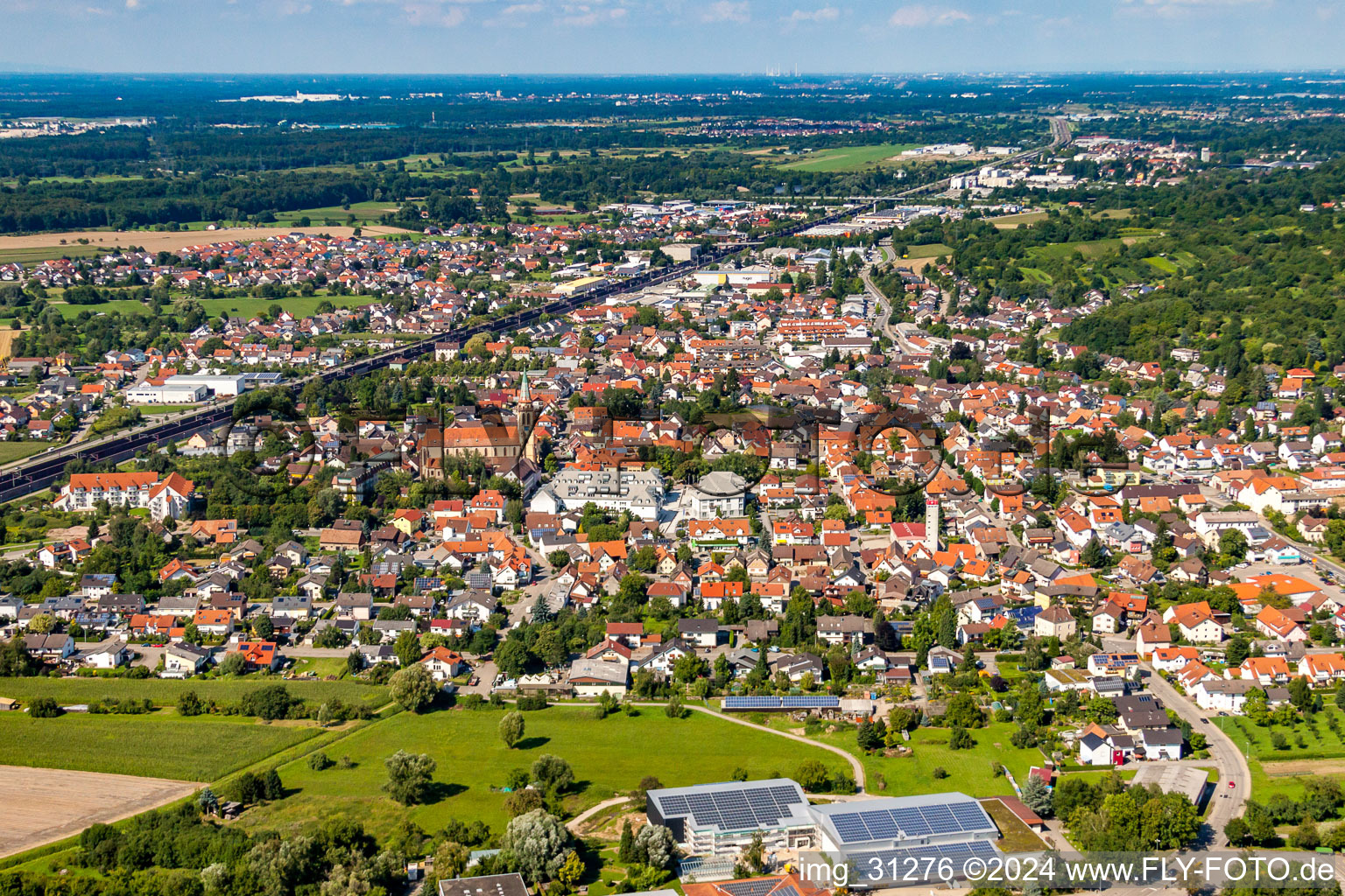 Ortsansicht der Straßen und Häuser der Wohngebiete in Sinzheim im Bundesland Baden-Württemberg, Deutschland