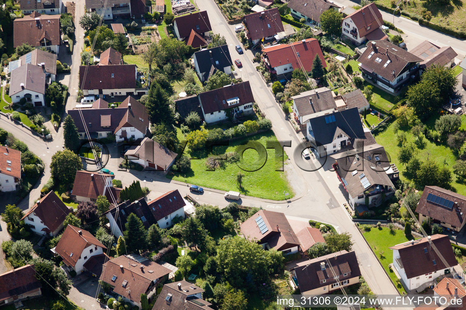 Varnhalt, Gartenstr im Ortsteil Gallenbach in Baden-Baden im Bundesland Baden-Württemberg, Deutschland von oben gesehen