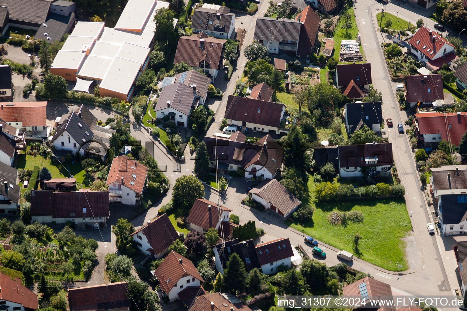 Varnhalt, Gartenstr im Ortsteil Gallenbach in Baden-Baden im Bundesland Baden-Württemberg, Deutschland vom Flugzeug aus