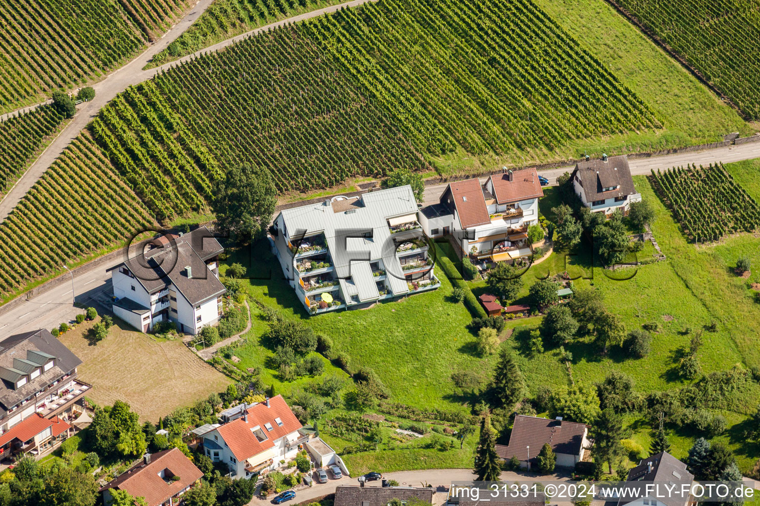 Dachgarten- Landschaft im Wohngebiet einer Mehrfamilienhaussiedlung Umweger Straße in Varnhalt im Ortsteil Steinbach in Baden-Baden im Bundesland Baden-Württemberg, Deutschland