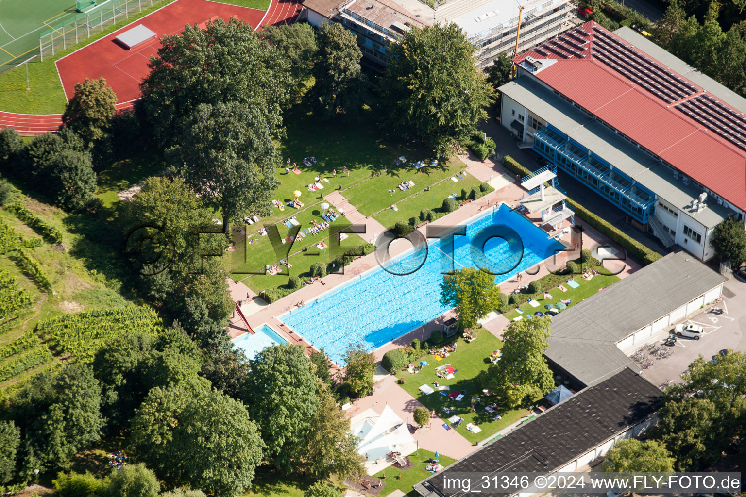 Neuweier, Freibad im Ortsteil Steinbach in Baden-Baden im Bundesland Baden-Württemberg, Deutschland