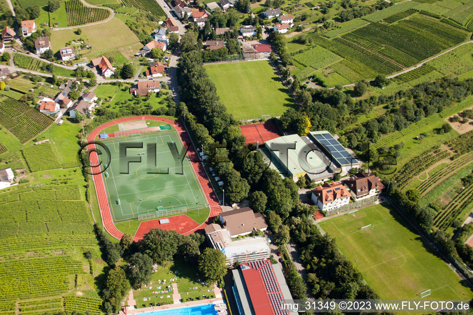 Südbadische Sportschule, FC Neuweier im Ortsteil Steinbach in Baden-Baden im Bundesland Baden-Württemberg, Deutschland von oben gesehen