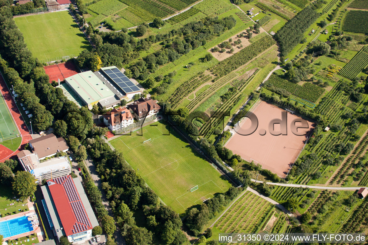 Südbadische Sportschule, FC Neuweier im Ortsteil Steinbach in Baden-Baden im Bundesland Baden-Württemberg, Deutschland vom Flugzeug aus