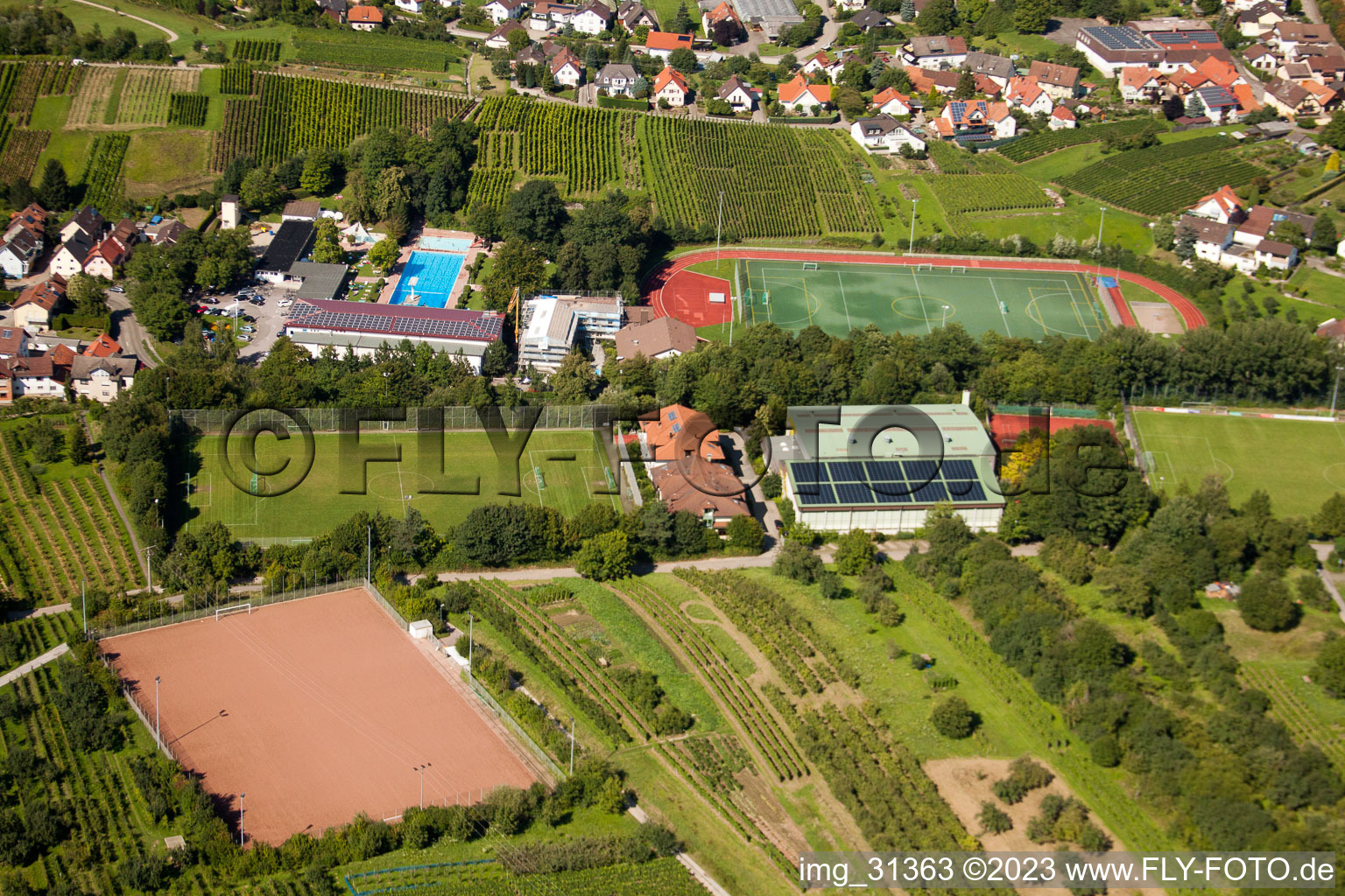 Südbadische Sportschule, FC Neuweier im Ortsteil Steinbach in Baden-Baden im Bundesland Baden-Württemberg, Deutschland von der Drohne aus gesehen