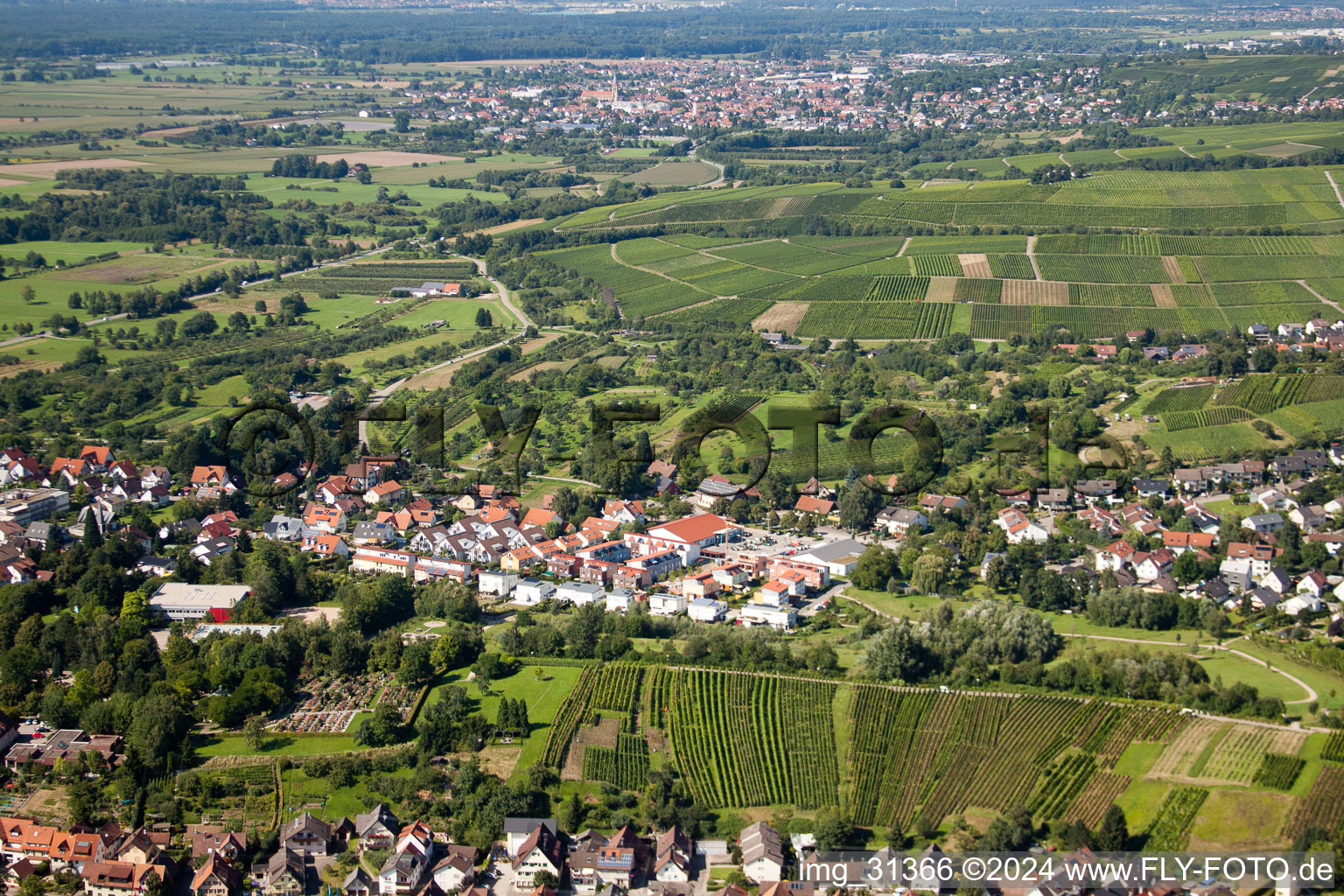 Dorf - Ansicht am Rande von landwirtschaftlichen Feldern und Nutzflächen im Ortsteil Eisental in Bühl im Bundesland Baden-Württemberg, Deutschland
