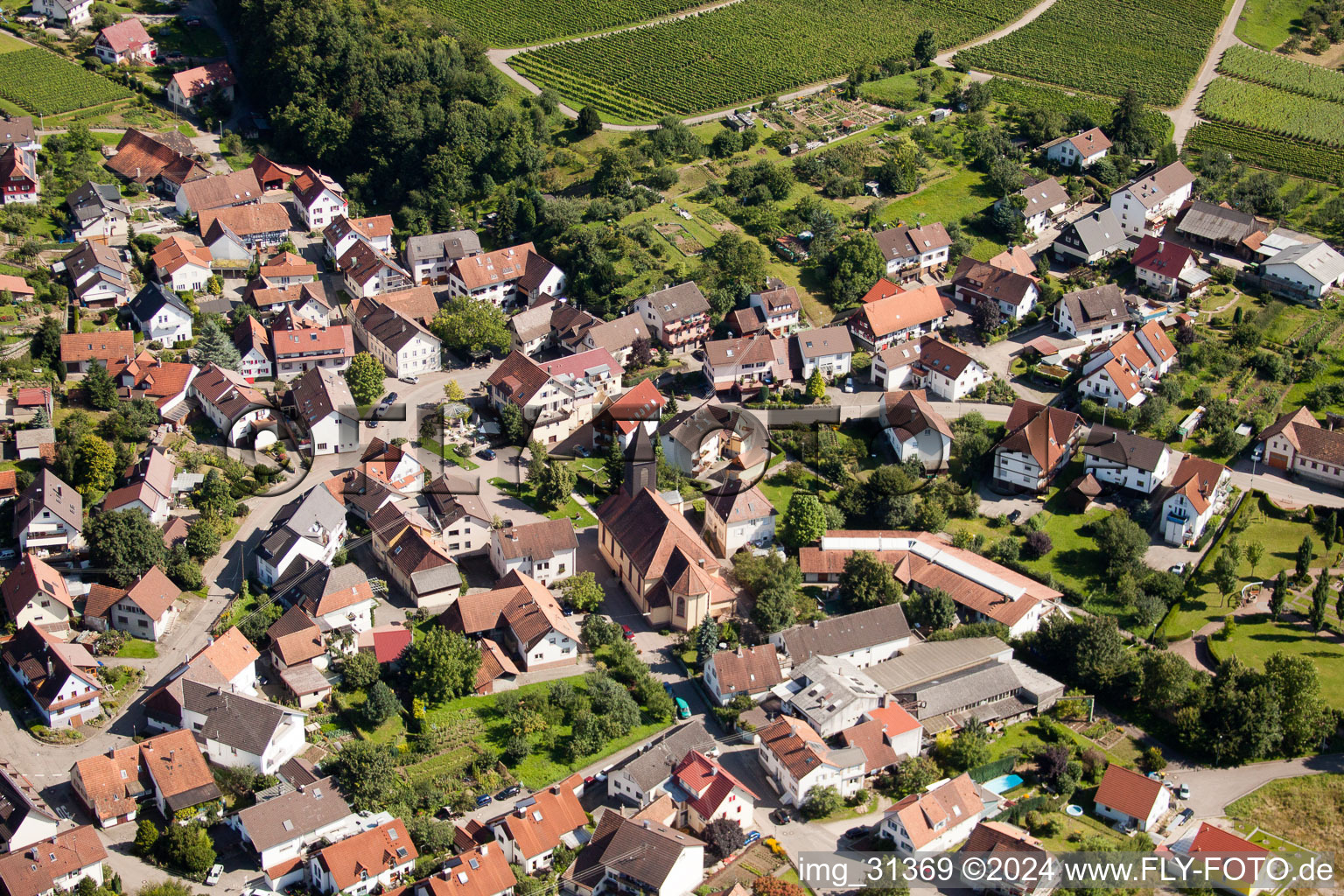 Kirchengebäude im Dorfkern im Ortsteil Eisental in Bühl im Bundesland Baden-Württemberg, Deutschland