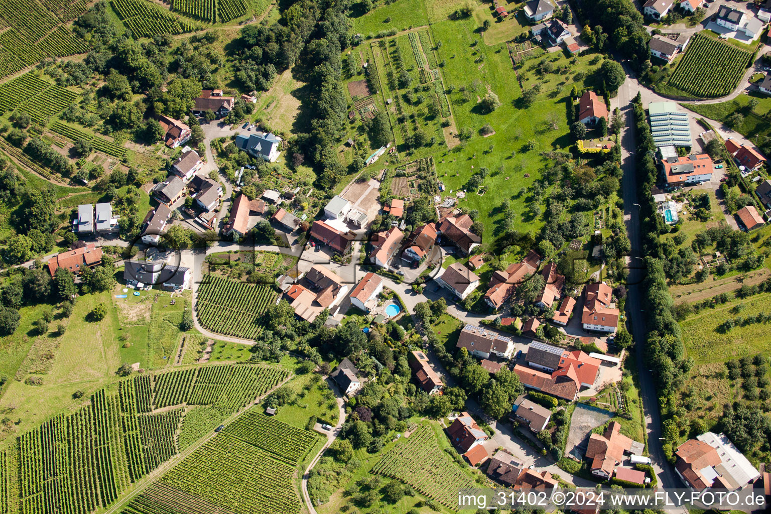 Ortsansicht der Straßen und Häuser der Wohngebiete im Ortsteil Brombach in Bühl im Ortsteil Riegel im Bundesland Baden-Württemberg, Deutschland