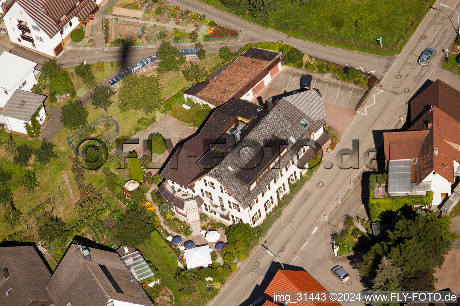 Schrägluftbild von Hotel Restaurant Rebstock im Ortsteil Riegel in Bühl im Bundesland Baden-Württemberg, Deutschland