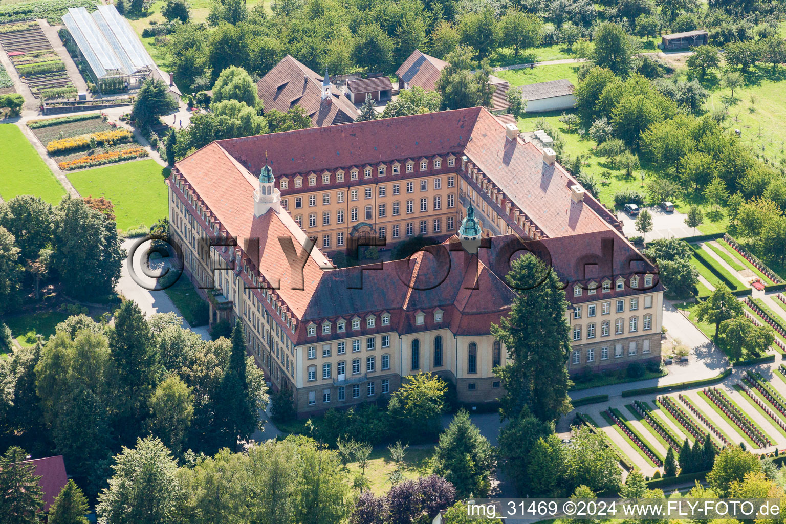 Luftbild von Gebäudekomplex des Klosters Kloster der Franziskanerinnen Erlenbad e.V. im Ortsteil Obersasbach in Sasbach im Bundesland Baden-Württemberg, Deutschland