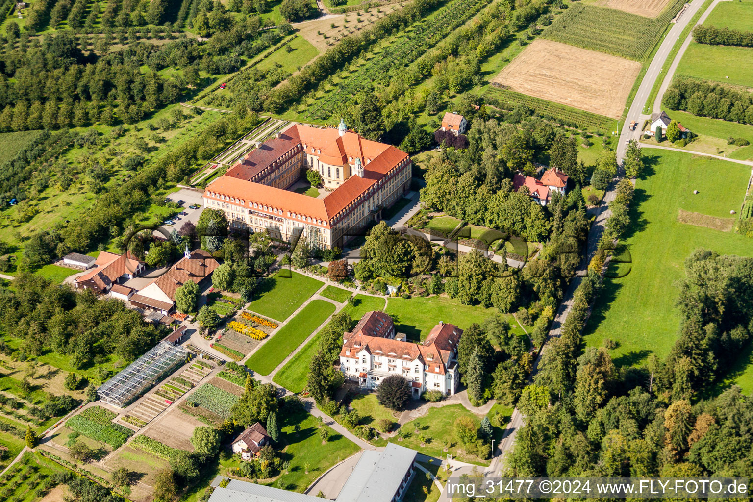 Schrägluftbild von Gebäudekomplex des Klosters Kloster der Franziskanerinnen Erlenbad e.V. im Ortsteil Obersasbach in Sasbach im Bundesland Baden-Württemberg, Deutschland