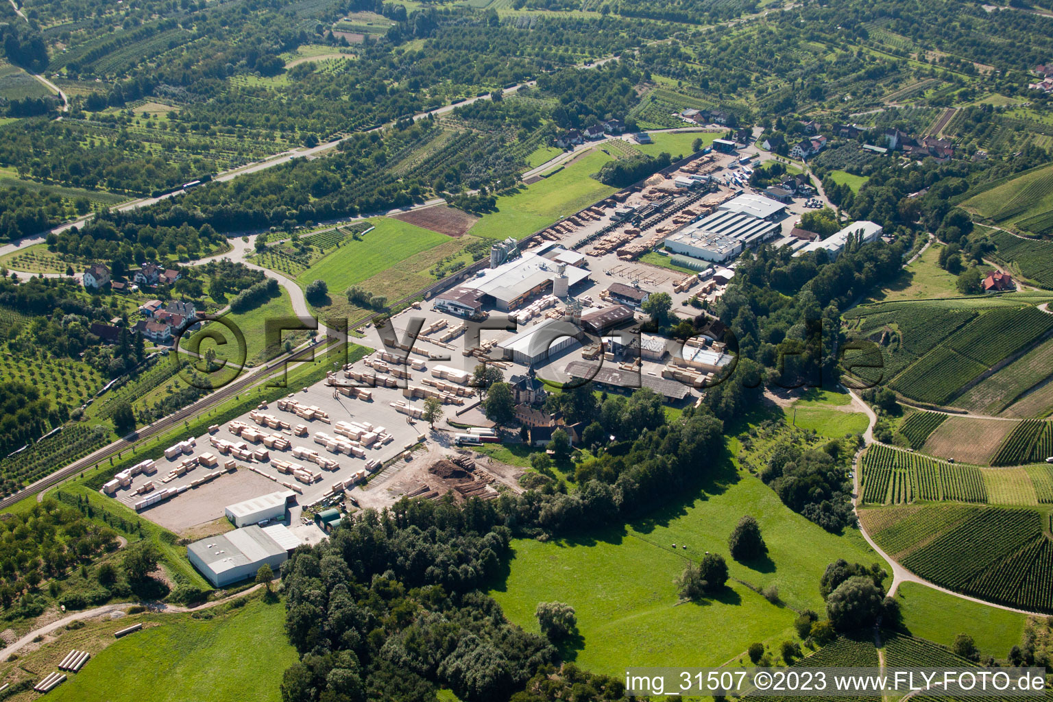 Gebäude und Produktionshallen auf dem Werksgelände der Sägewerke im Ortsteil Oberachern in Achern im Bundesland Baden-Württemberg, Deutschland