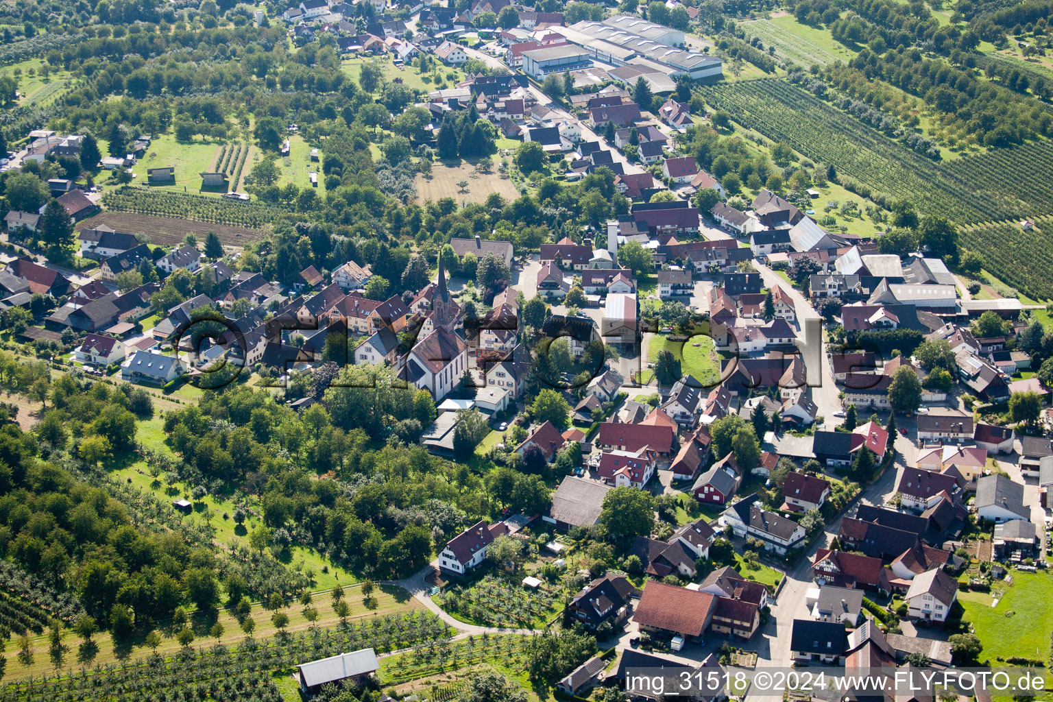 Ortsansicht der Straßen und Häuser der Wohngebiete im Ortsteil Mösbach in Achern im Bundesland Baden-Württemberg, Deutschland
