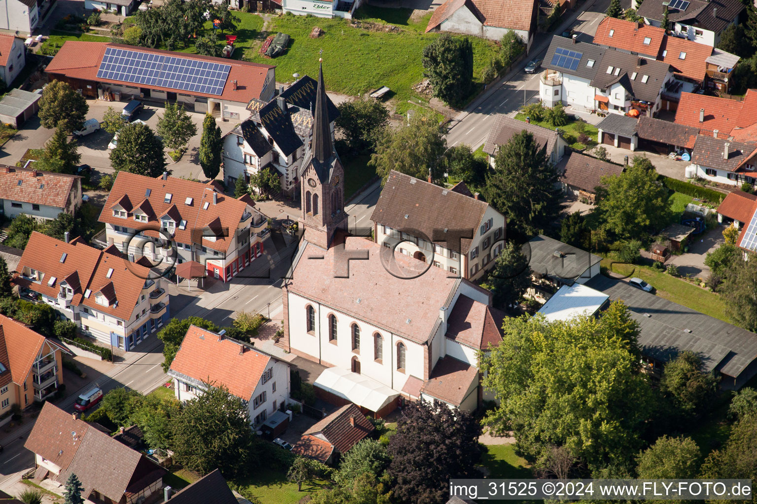 Luftbild von Kirchengebäude im Dorfkern im Ortsteil Mösbach in Achern im Bundesland Baden-Württemberg, Deutschland