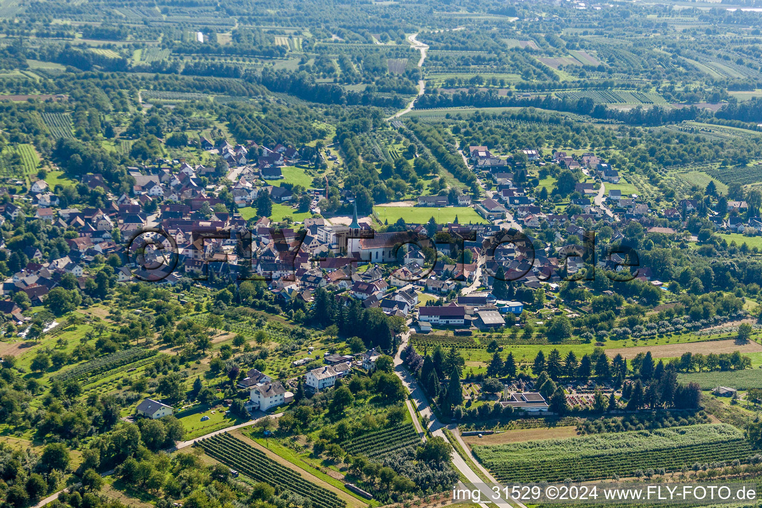 Dorf - Ansicht am Rande von landwirtschaftlichen Feldern und Nutzflächen im Ortsteil Ulm in Renchen im Bundesland Baden-Württemberg, Deutschland