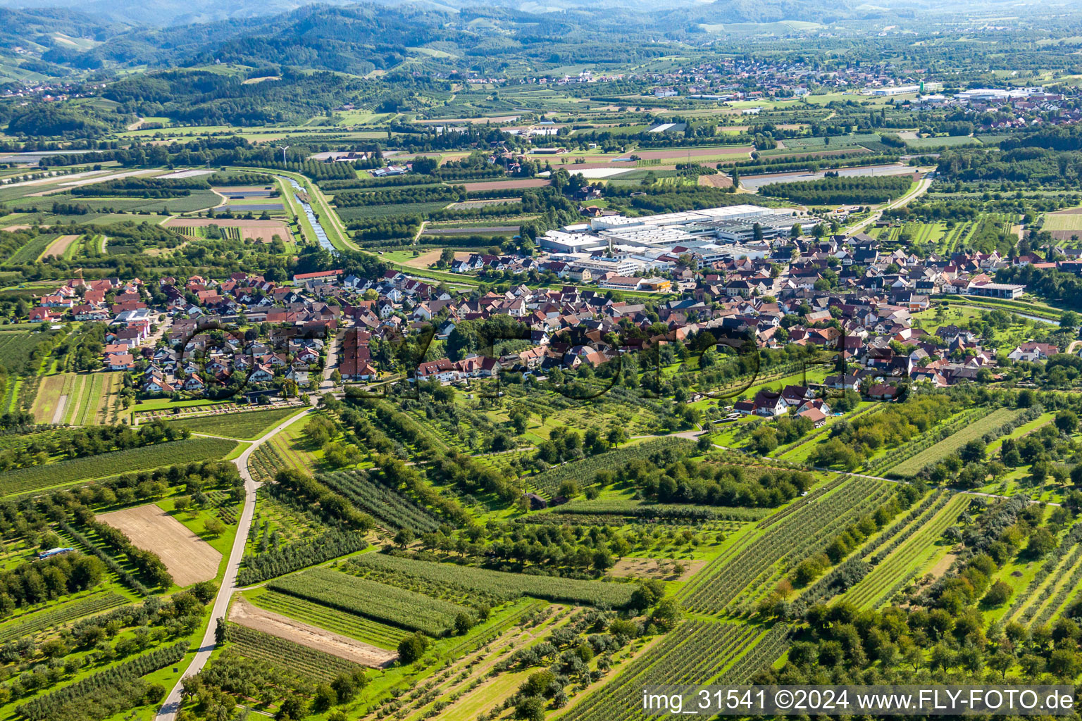 Dorf - Ansicht am Rande von landwirtschaftlichen Feldern und Nutzflächen im Ortsteil Stadelhofen in Oberkirch im Bundesland Baden-Württemberg, Deutschland