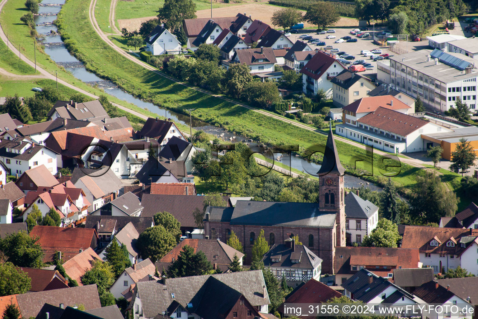 Dorfkern an den Fluß- Uferbereichen der Rench im Ortsteil Erlach in Renchen im Bundesland Baden-Württemberg, Deutschland