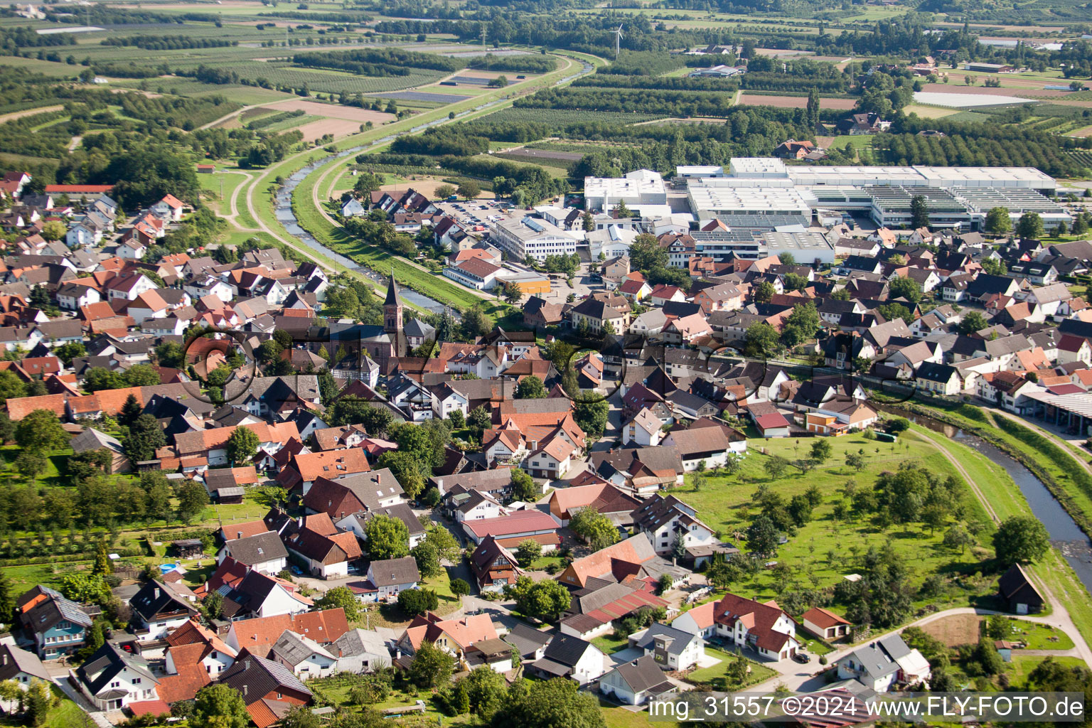 Luftbild von Dorfkern an den Fluß- Uferbereichen der Rench im Ortsteil Erlach in Renchen im Bundesland Baden-Württemberg, Deutschland