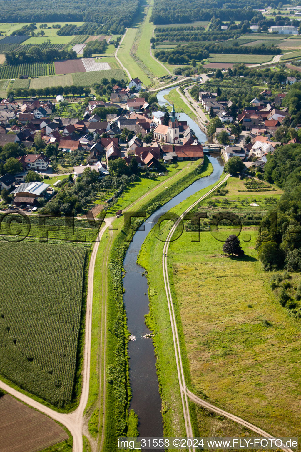 Luftaufnahme von Dorfkern an den Fluß- Uferbereichen der Rench im Ortsteil Erlach in Renchen im Bundesland Baden-Württemberg, Deutschland