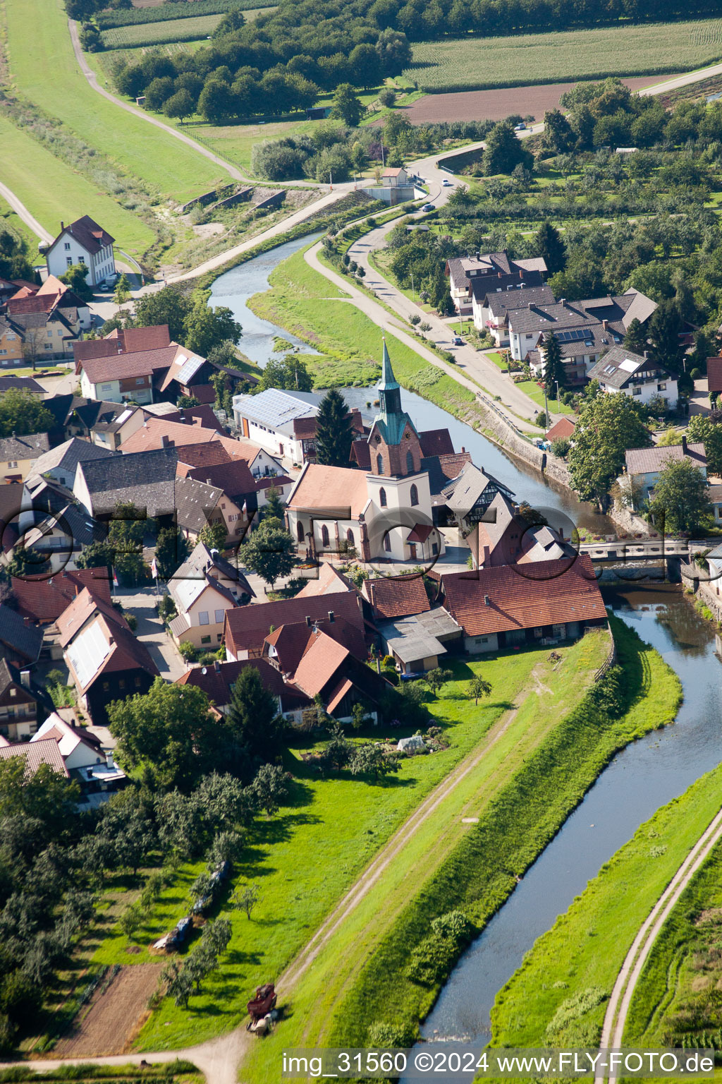 Schrägluftbild von Dorfkern an den Fluß- Uferbereichen der Rench im Ortsteil Erlach in Renchen im Bundesland Baden-Württemberg, Deutschland