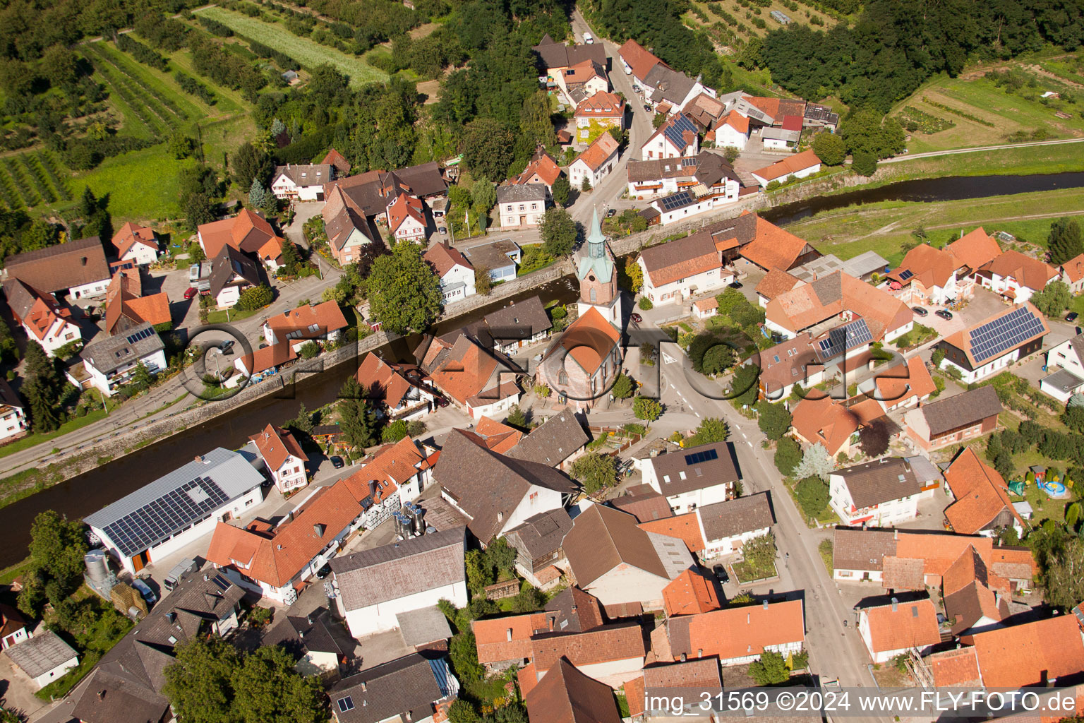 Dorfkern an den Fluß- Uferbereichen der Rench im Ortsteil Erlach in Renchen im Bundesland Baden-Württemberg, Deutschland von oben