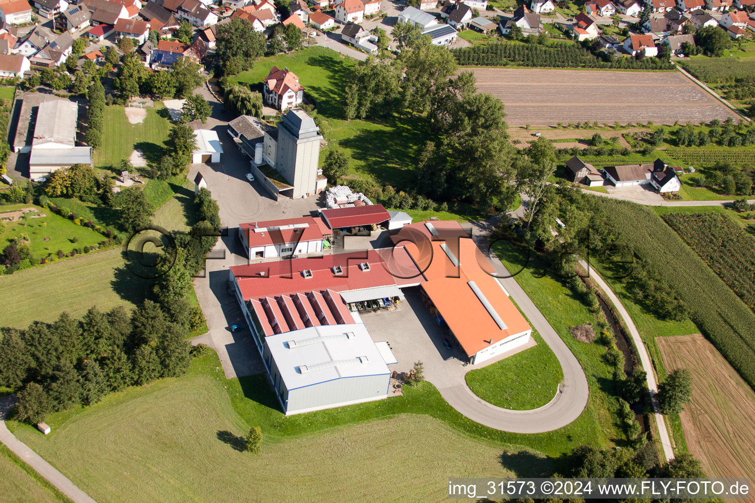 Gebäude und Produktionshallen auf dem Werksgelände Kraewa GmbH Umformtechnik im Ortsteil Erlach in Renchen im Bundesland Baden-Württemberg, Deutschland