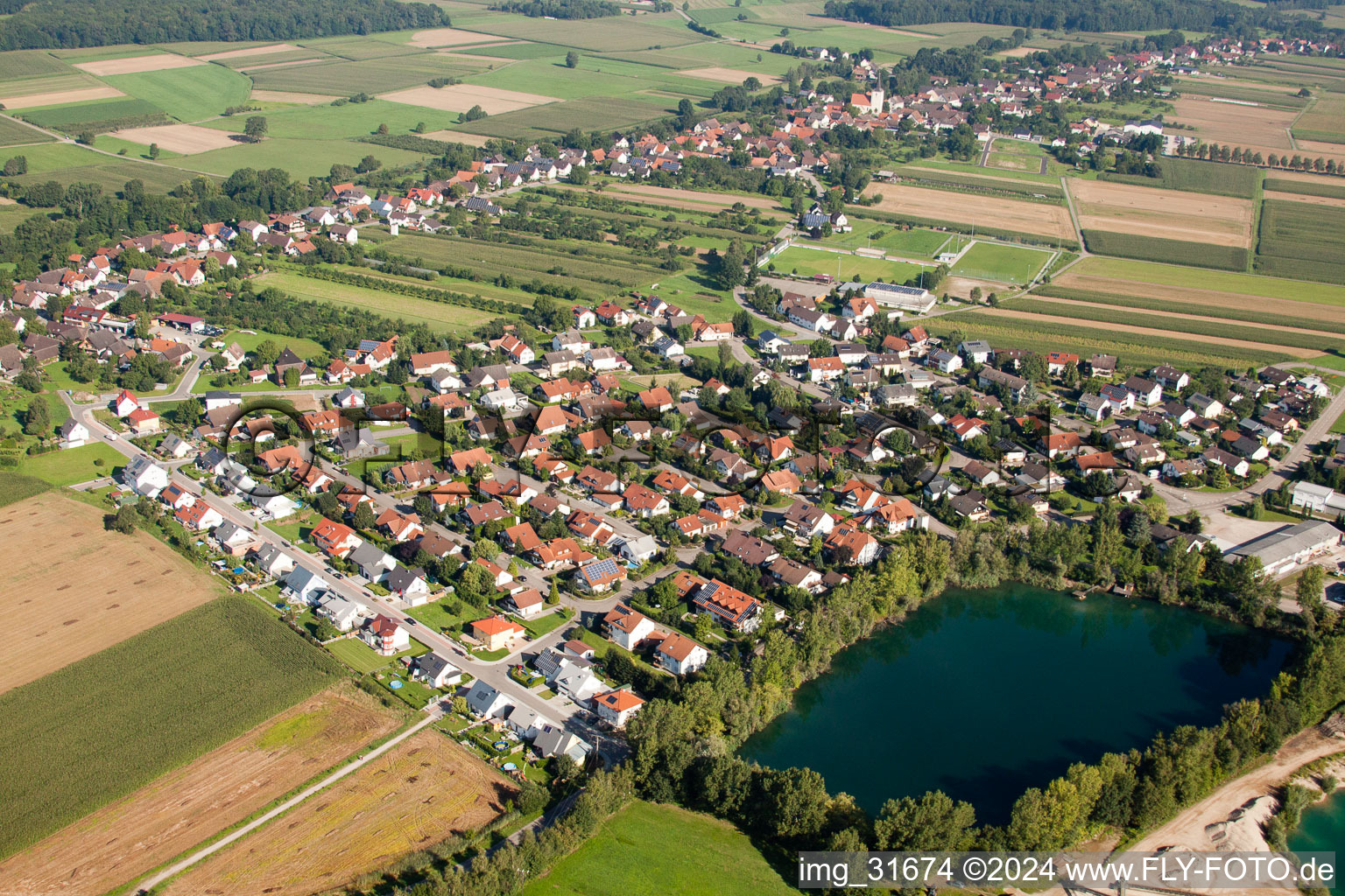Dorf an den See- Uferbereichen des Risisee im Ortsteil Gamshurst in Achern im Bundesland Baden-Württemberg, Deutschland