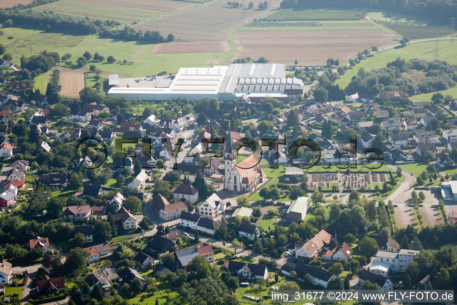 Ortsansicht vor der Hodapp Verwaltungs GmbH im Ortsteil Großweier in Achern im Bundesland Baden-Württemberg, Deutschland
