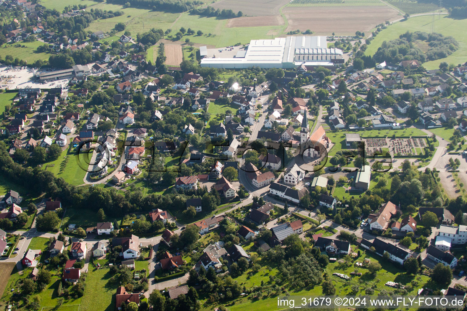 Luftbild von Ortsansicht der Straßen und Häuser der Wohngebiete im Ortsteil Großweier in Achern im Bundesland Baden-Württemberg, Deutschland