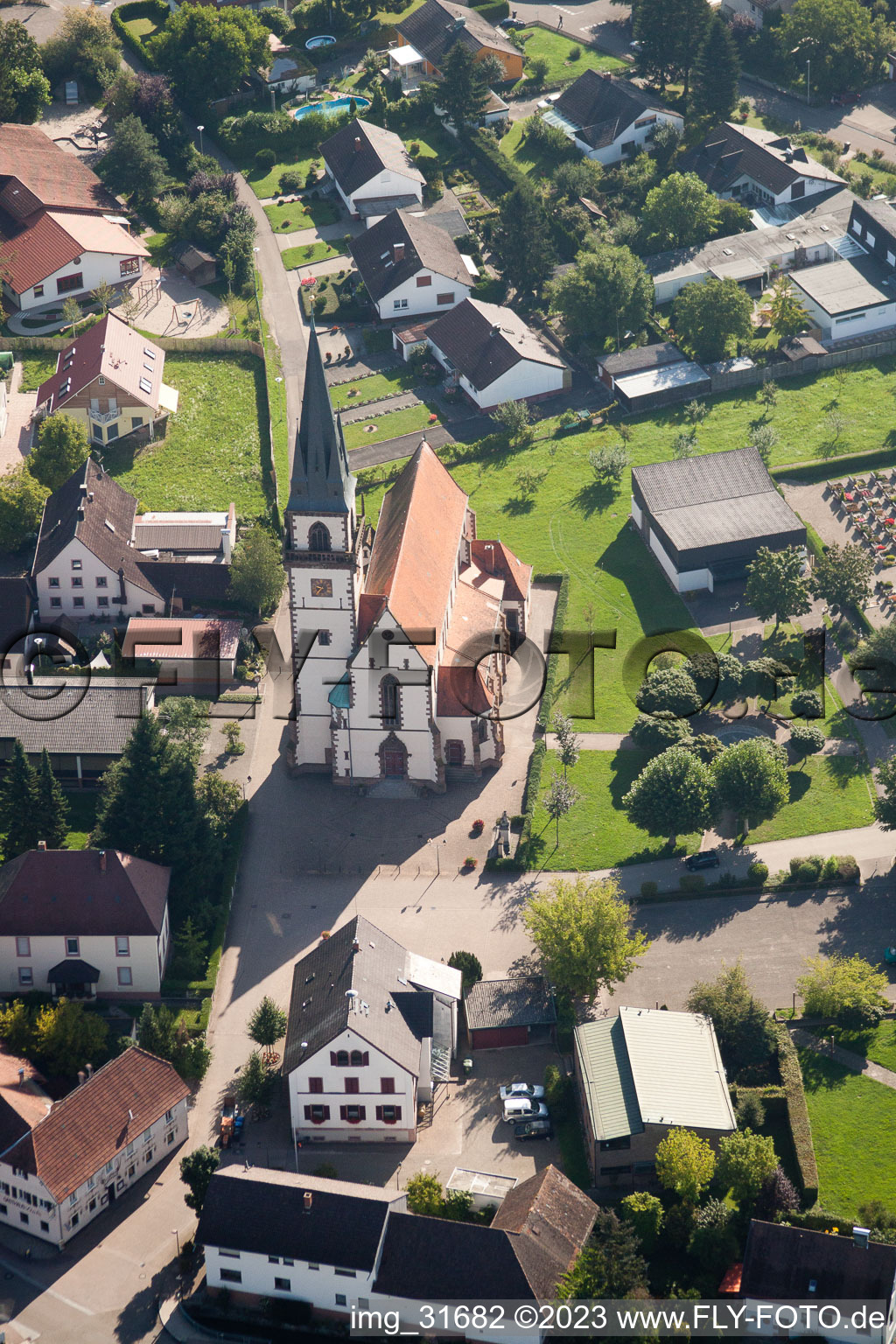 Kirchengebäude im Dorfkern im Ortsteil Großweier in Achern im Bundesland Baden-Württemberg, Deutschland