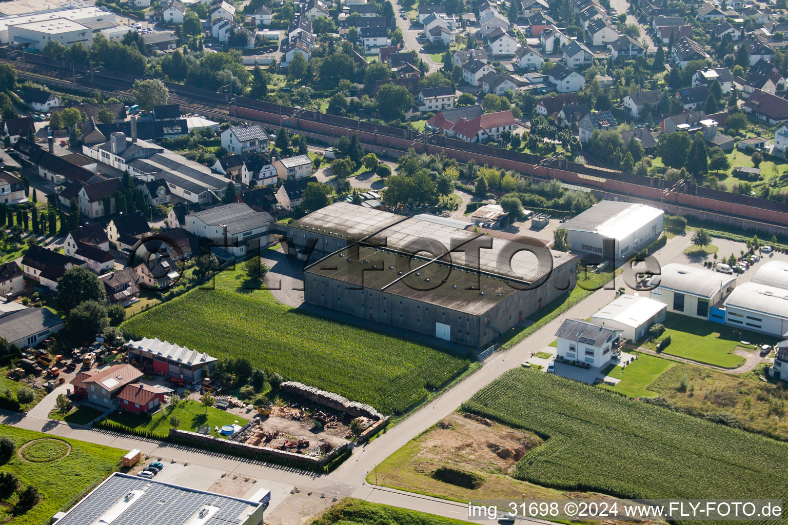 Gebäude und Produktionshallen auf dem Werksgelände Muffenrohr GmbH in Ottersweier im Bundesland Baden-Württemberg, Deutschland aus der Luft