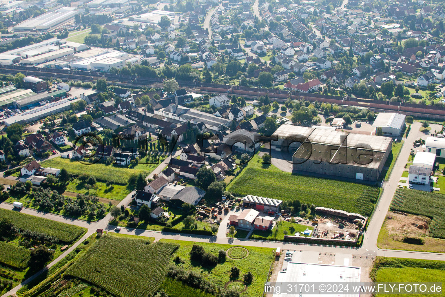 Gebäude und Produktionshallen auf dem Werksgelände Muffenrohr GmbH in Ottersweier im Bundesland Baden-Württemberg, Deutschland aus der Vogelperspektive