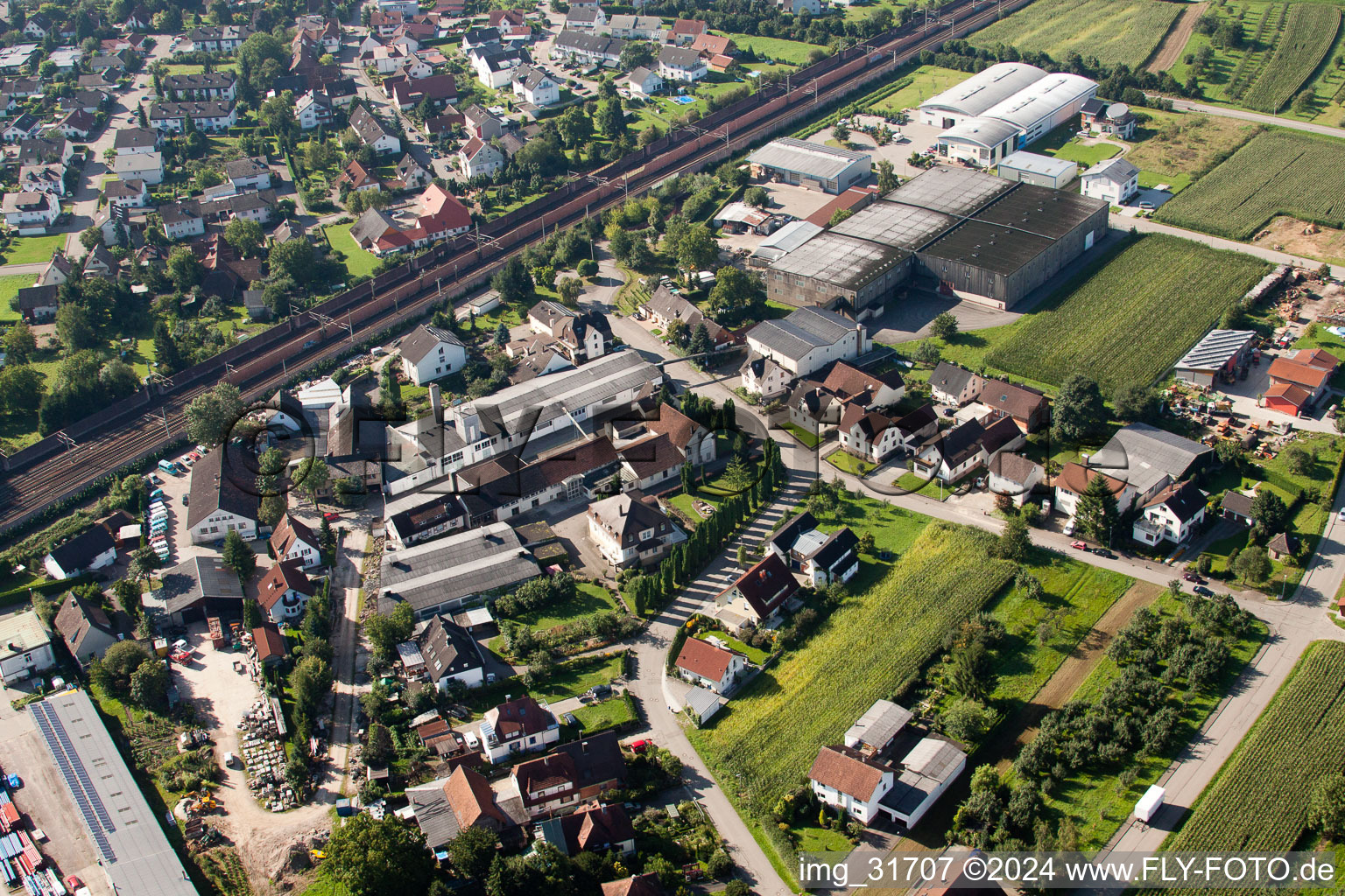 Gebäude und Produktionshallen auf dem Werksgelände Muffenrohr GmbH in Ottersweier im Bundesland Baden-Württemberg, Deutschland von einer Drohne aus