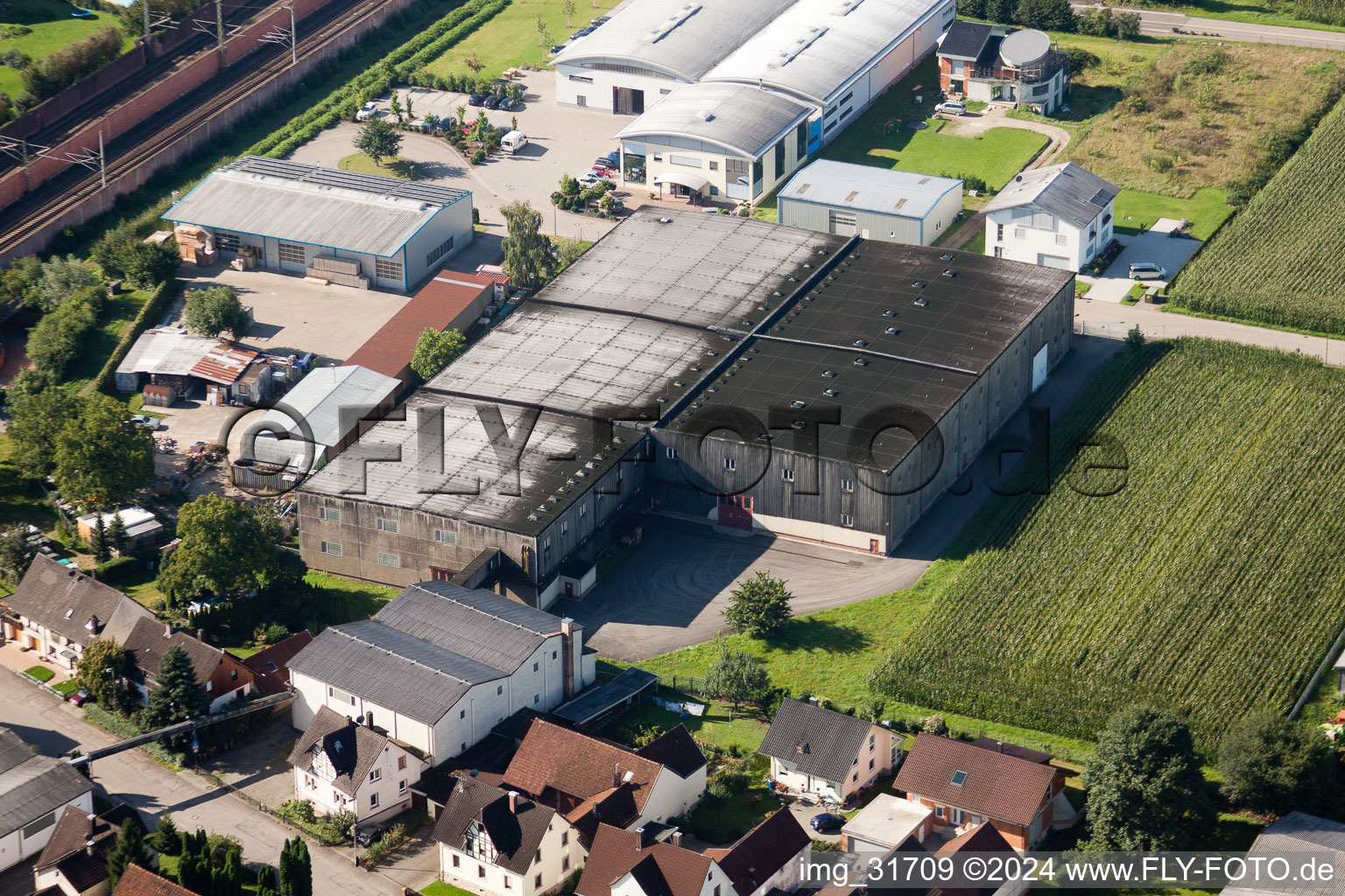 Luftbild von Gebäude und Produktionshallen auf dem Werksgelände Muffenrohr GmbH in Ottersweier im Bundesland Baden-Württemberg, Deutschland