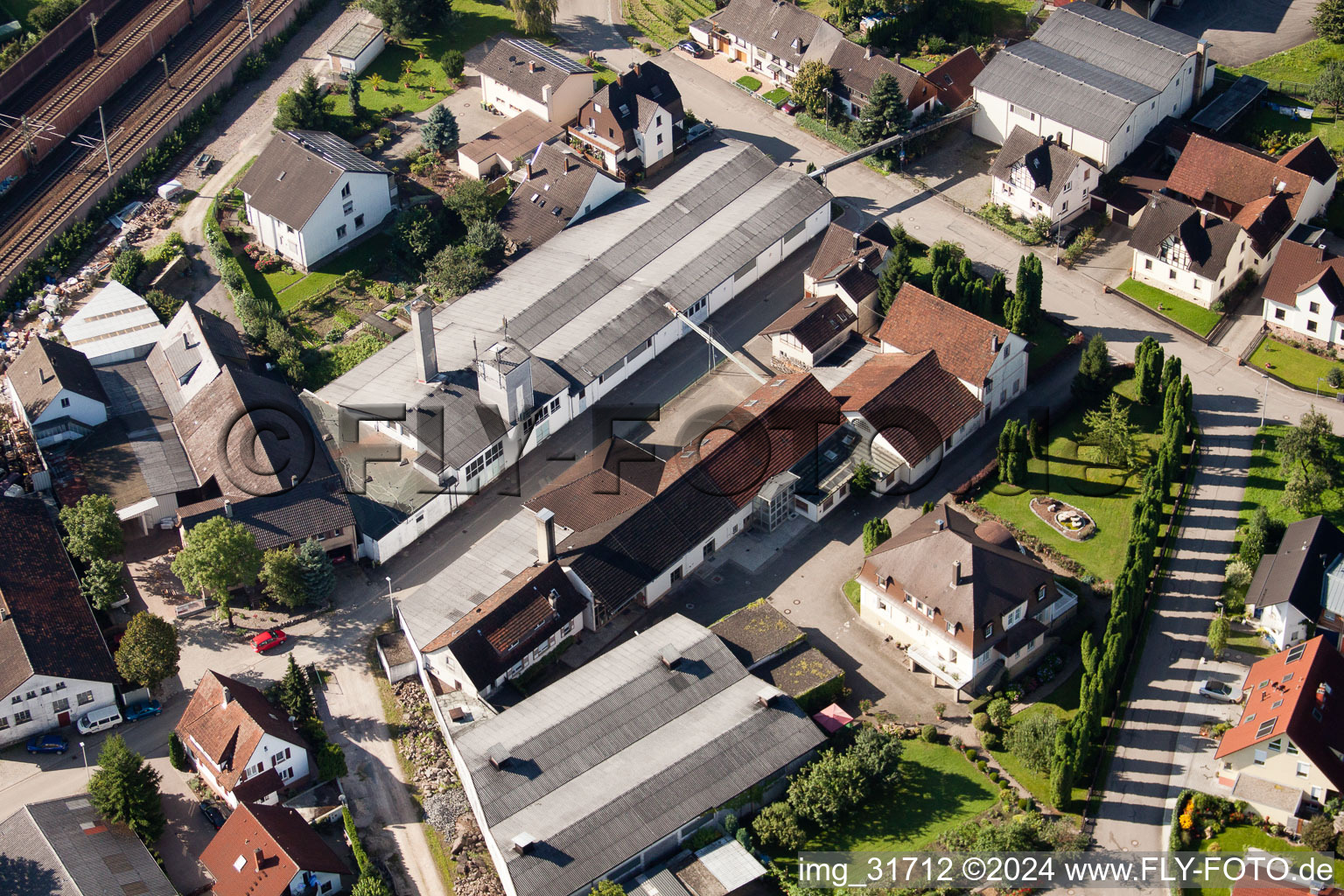Luftaufnahme von Gebäude und Produktionshallen auf dem Werksgelände Muffenrohr GmbH in Ottersweier im Bundesland Baden-Württemberg, Deutschland