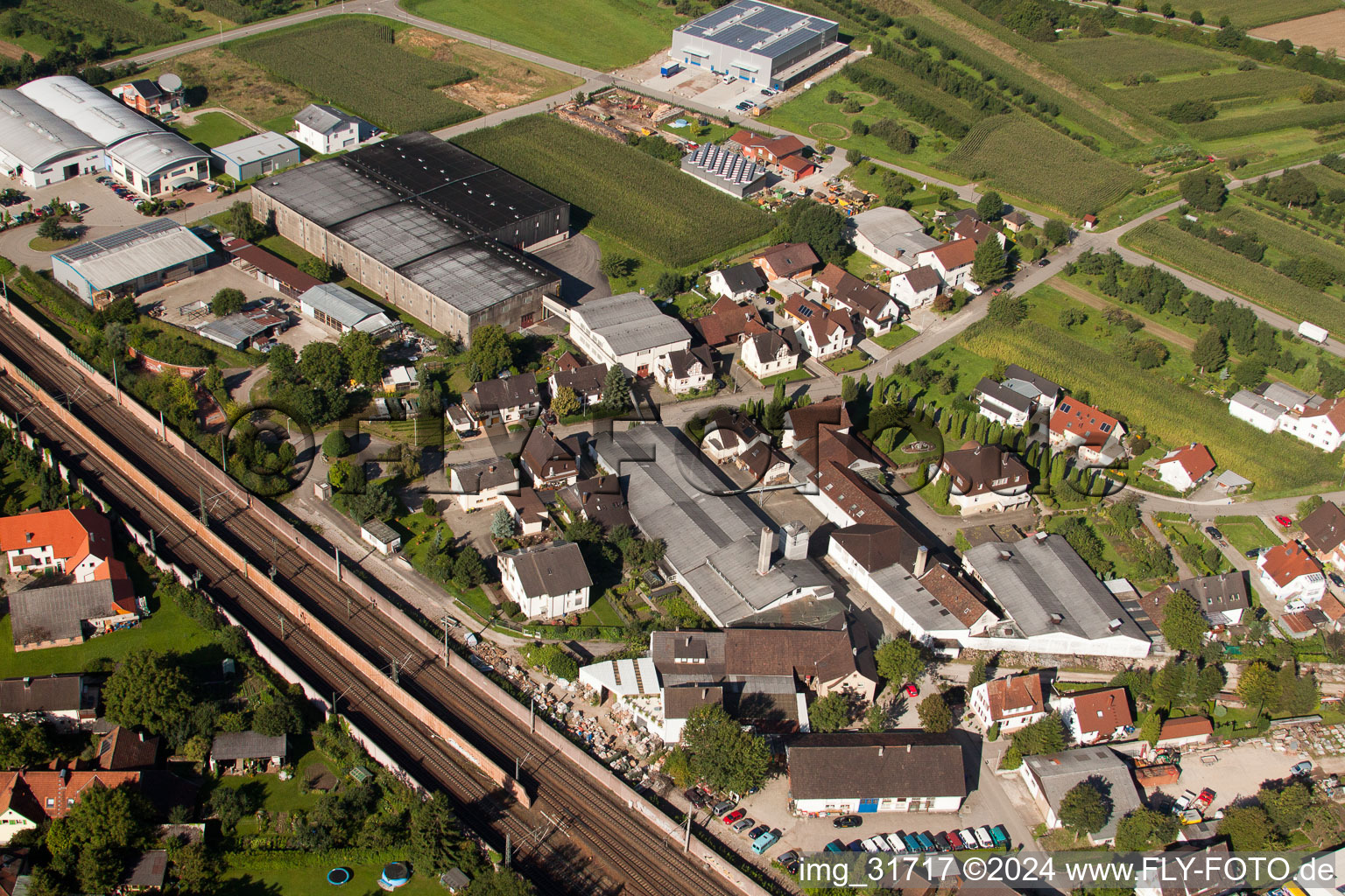 Gebäude und Produktionshallen auf dem Werksgelände Muffenrohr GmbH in Ottersweier im Bundesland Baden-Württemberg, Deutschland von oben