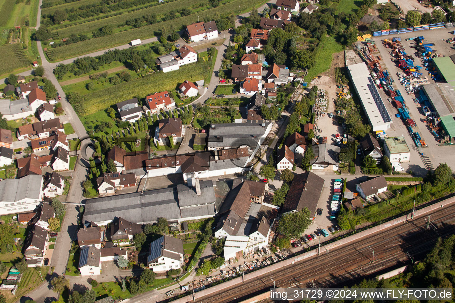 Drohnenbild von Gebäude und Produktionshallen auf dem Werksgelände Muffenrohr GmbH in Ottersweier im Bundesland Baden-Württemberg, Deutschland