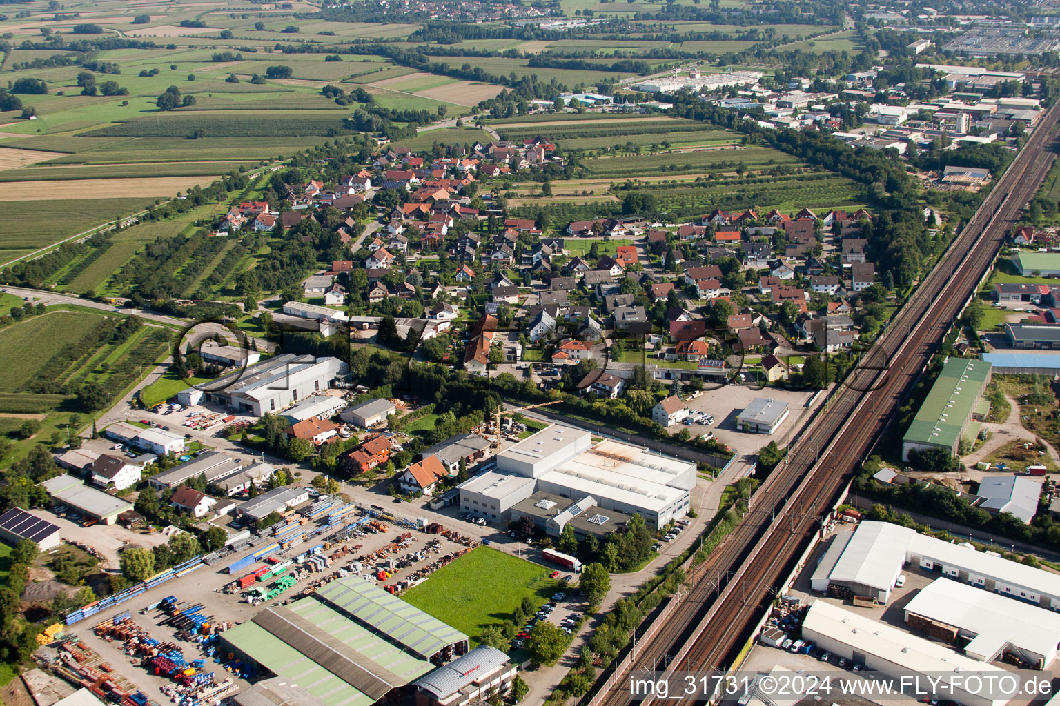 Gebäude und Produktionshallen auf dem Werksgelände Muffenrohr GmbH in Ottersweier im Bundesland Baden-Württemberg, Deutschland von einer Drohne aus
