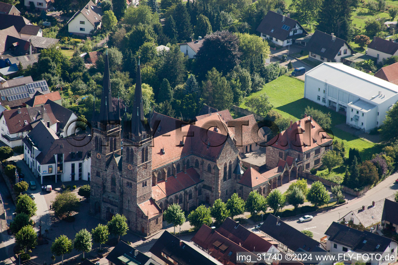 Luftaufnahme von Kirchengebäude der Katholische Pfarrkirche St. Johannes in Ottersweier im Bundesland Baden-Württemberg, Deutschland
