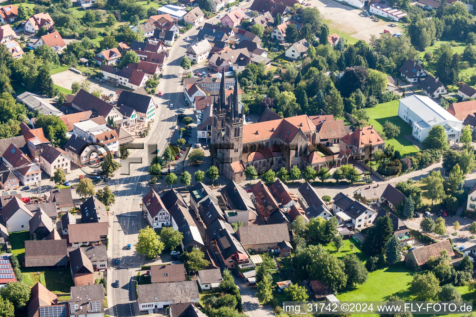 Schrägluftbild von Kirchengebäude der Katholische Pfarrkirche St. Johannes in Ottersweier im Bundesland Baden-Württemberg, Deutschland