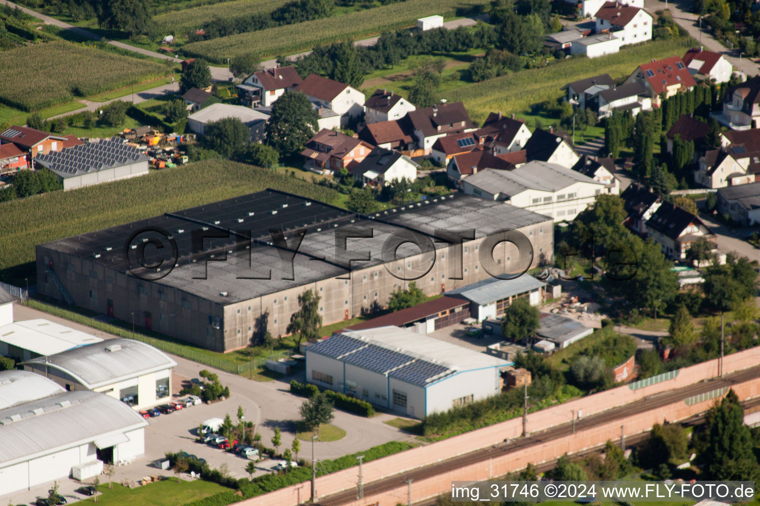 Luftaufnahme von Gebäude und Produktionshallen auf dem Werksgelände Muffenrohr GmbH in Ottersweier im Bundesland Baden-Württemberg, Deutschland