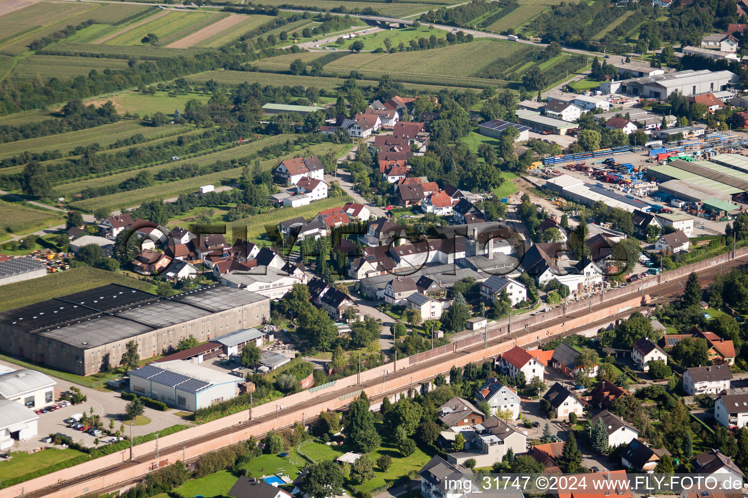 Schrägluftbild von Gebäude und Produktionshallen auf dem Werksgelände Muffenrohr GmbH in Ottersweier im Bundesland Baden-Württemberg, Deutschland
